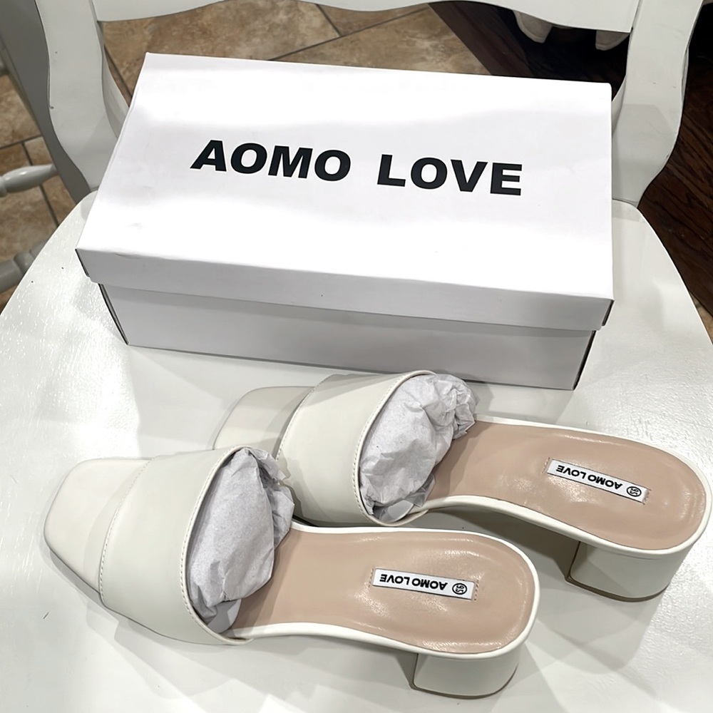 Women’s chunky heel sandal. Beige. Size 9.5M. New with box. Never worn.